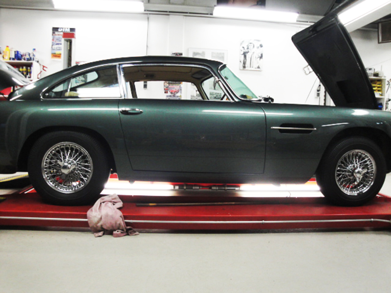 Astin Martin DB 4